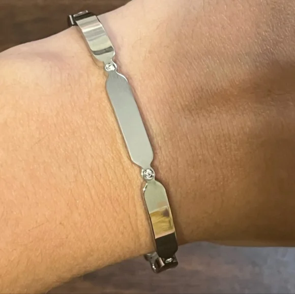 Elegant Silver Bracelet - Picture 2 of 4